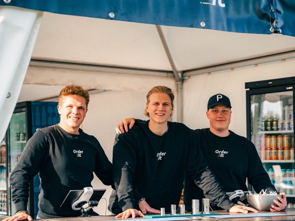 Order-It-tiimi pop-up-baarissa Hurmos-festivaalilla